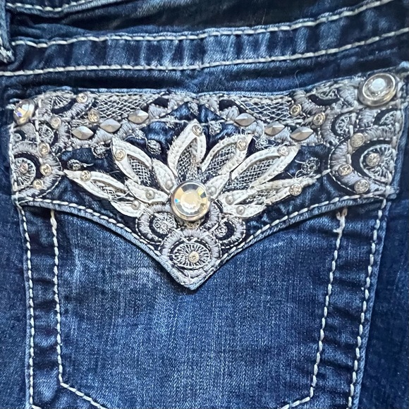 Miss Me: Mid-rise Easy Embroidered Faux Flap Pocket Bermuda Shorts - Picture 4 of 10